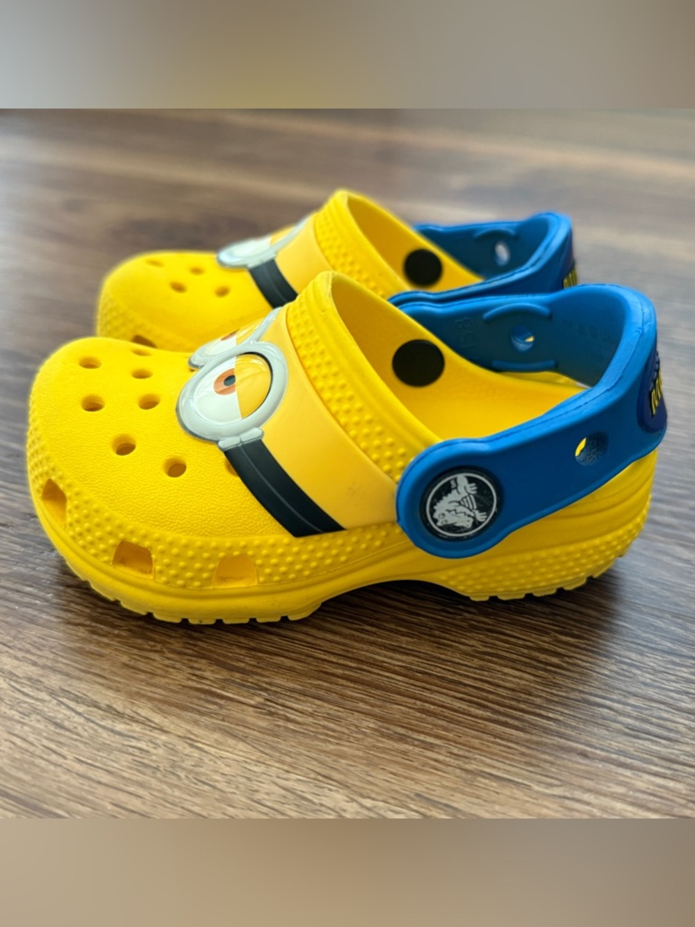 Toddle Minion CROCS - size 5 - Picture 2 of 7